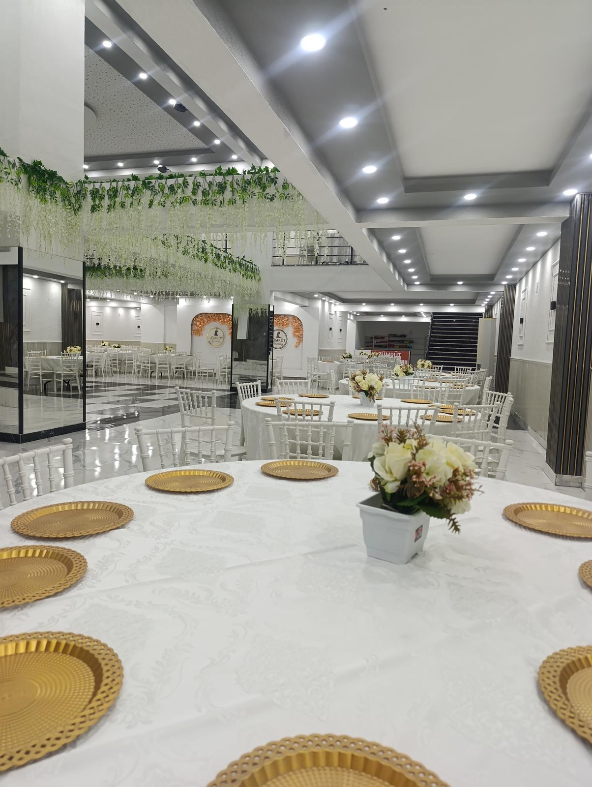 Zümrüt Wedding salonunda aydınlatma ve oturma alanı